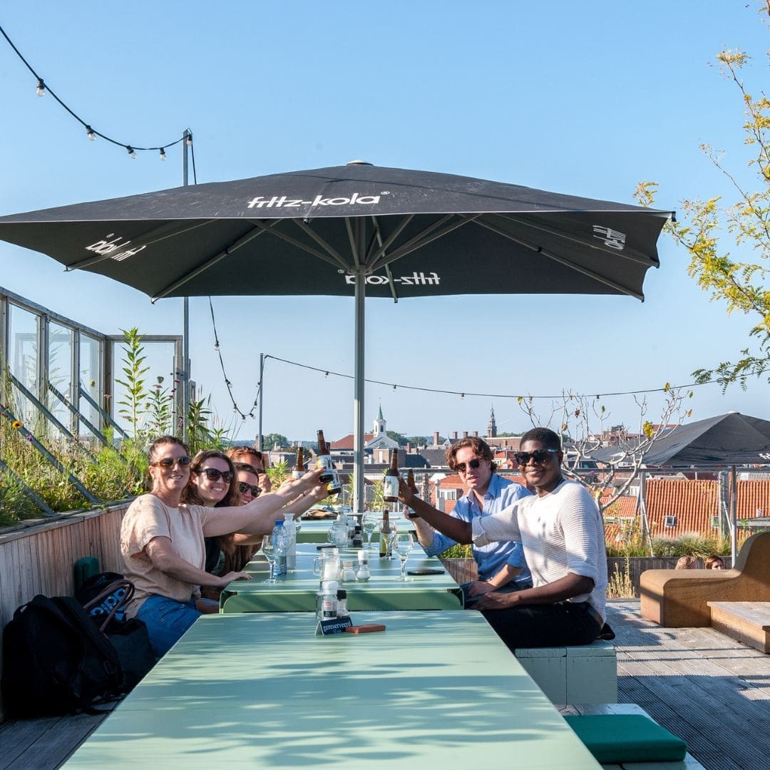 Een kleine groep tijdens een privé foodtour geniet van een drankje en het uitzicht over Haarlem
