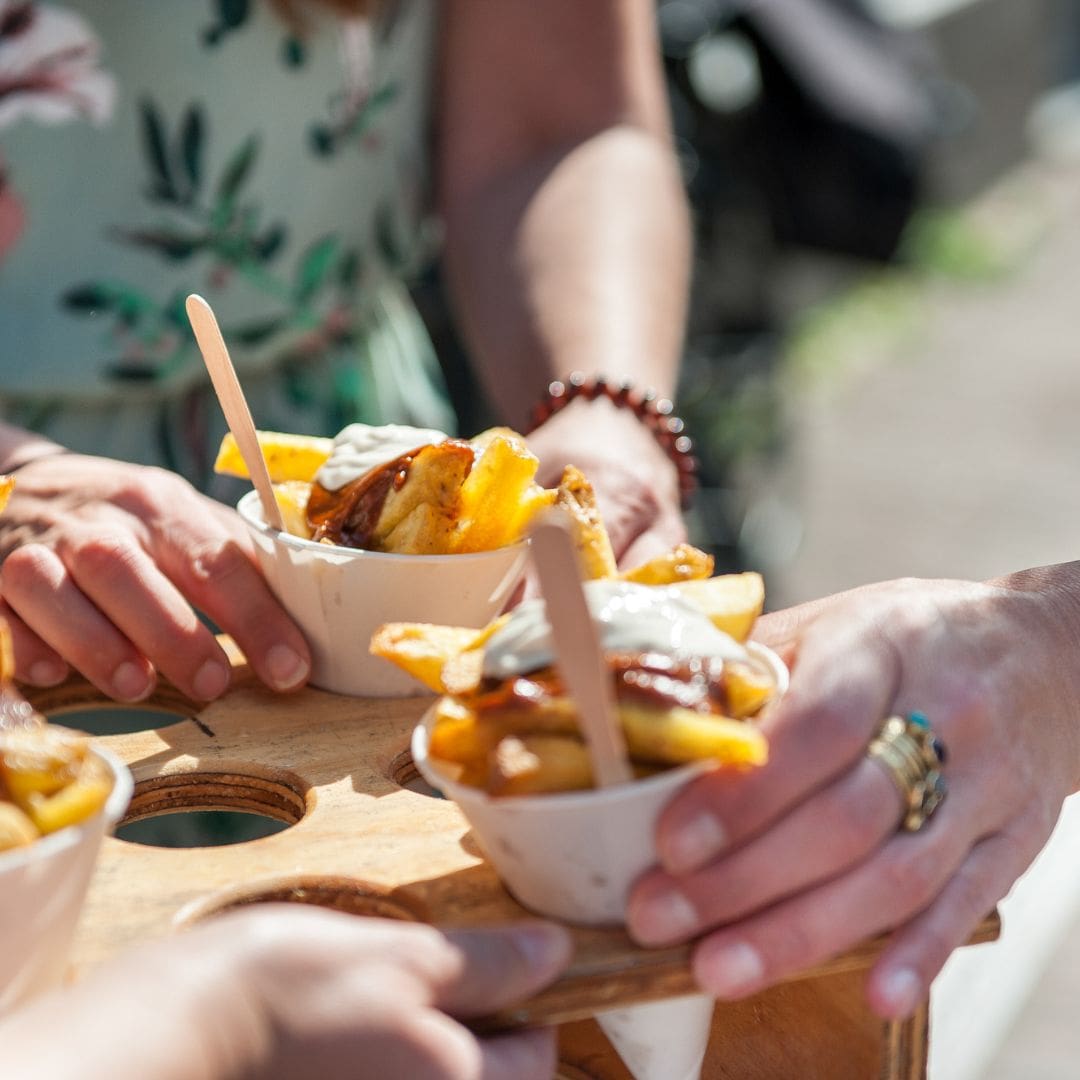 Frietjes met een sociaal verhaal tijdens de vegan streetfood tour door Haarlem - door Haarlem Food Experiences